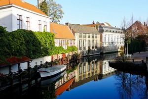 Location de voiture à prix abordable à Bruges ✓ Nos offres de location de voiture incluent l'assurance ✓ et kilométrage illimité ✓ sur la plupart des destinations!